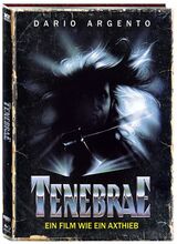 (Tenebre L.E. (4K/DVD/Blu-ray) Cover A)) Als der amerikanische Erfolgsschriftsteller Peter Neal nach Rom reist, um dort seinen neuesten Kriminalroman `TENEBRE` vorzustellen, geschehen in seiner unmittelbaren Umgebung eine Reihe blutiger Morde, die nach dem Vorbild seines Romans ausgeführt werden. Schon bald erhält Neal anonyme Briefe, in denen der offensichtlich wahnsinnige Killer nun auch ihm, dem korrupten Anstifter einer erkommenen Welt, mit dem Tode droht. Neal nimmt die blutige Spur des Mörders auf und gerät dabei zunehmend in ein verwirrendes Labyrinth aus Verdächtigungen, Androhungen, Erinnerungen, Betrug und Intrigen, dessen Pfade alle zu jemandem zu führen scheinen, der in seiner Kindheit eine schreckliche Traumatisierung erfahren hat. Gegen Ende schließlich bricht der Wahnsinn in einem Blutbad nie gekannten Ausmaßes endgültig hervor. Der Meister des Grauens DARIO ARGENTO schuf mit TENEBRE einen Klassiker im Bereich Horrorthriller. Artikelbild