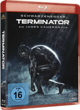 (Terminator 1) Im Jahr 2029 herrscht ein gnadenloser Krieg auf der Erde. Ein hyperintelligentes Computersystem, Skynet, und der Rest der Menschheit stehen sich gegenüber. Auf einen Menschen hat es Skynet besonders abgesehen: John Connor, den gefährlichen Anführer einer Widerstandsgruppe. Um ihn zu beseitigen, wird ein Terminator zurück ins L.A. des Jahres 1984 geschickt. Dieser Cyborgkiller, äußerlich von einem Menschen nicht zu unterscheiden, soll die Mutter von Connor umbringen, bevor dieser das Licht der Welt erblicken kann. Aufs Töten programmiert, hinterlässt er auf seiner Suche nach ihr eine bis dahin im Kino noch nicht gesehene Spur der Verwüstung. ---Ungeschnittene Fassung mit neuer FSK Prüfung--- Artikelbild