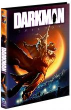 (Darkman Trilogy- 1-3 L.E. (Cover C)) Darkman----------------------------------------- Payton Westlake experimentiert in seinem Labor, er moechte zusammen mit seinem Assistenten kuenstlichHaut herstellen, es gelingt ihm auch, doch nach 99 Minuten verfaellt sie immer wieder, bis sie rausbekommen, dass sie im Dunkeln stabil ist. Doch in diesem Augenblick stuermen die Schergen des Bauloewen Strack das Labor, weil sie ein bestimmtes Memo benoetigen, sie sprengen das Labor in die Luft, Westlake landet wird in einen Fluss geschleudert und treibt davon. Westlakeïs Koerper wird bald gefunden, voellig entstellt aber lebend, deshalb kann er auch nicht identifiziert werden. Er wird als Obdachlosereingeschaetzt. Eine neue Behandlungsmethode wird angewandt, die Nervenbahnen, die die Schmerzen dem Gehirn melden, werden durchgetrennt, durch diesen Mangel an Empfindungen werden die Emotionen sehr verstaerkt. Ein weiterer Effekt ist die ungehemmte Adrenalindurchstroemung in seinem Koerper, was ein hohes Mass an Kraft nach sich zieht. Westlake kann natuerlich fliehen und kehrt in sein zerstoertes Laborzurueck. Hier bastelt er an seiner kuenstlichen Haut. In den Pausen beginnt er seinen persoenlichen Rachefeldzug gegen die Gangsterbande. Er bastelt sich mittels geschossener Photos originalgetreue Gesichter seiner Feinde und toetet einen nach dem anderen, wobei er jeweils nur 99 Minuten Zeit hat. Auch besucht er immer seine Frau mit einer Nachbildung seines Gesichtes ohne ihr von diesen kuenstlichenHautteilen zu erzaehlen. Eines Tages folgt sie ihm in sein Labor und fuehrt dabei die Schergen des Bauloewen Strack zu ihm und ein extrem actionhafter Abschluss laesst unser Adrenalin ebenfalls ungehemmt durch den Koerper fliessen. Darkman 2 - Durants Rückkehr------------------------------------- Vorgeschichte siehe Teil Eins. Der Film beginnt zufaellig in dem Augenblick, in welchem Durant nach seinem Absturz mit dem Hubschrauber und einer laengeren Komazeit wieder aufwacht. Das Auftragsmorden ist in heutigen Zeiten haerter geworden, um dem veraenderten Markt Rechnung zu tragen und um die NummerEins im Mordgeschaeft zu werden, will Durant voellig neue Waffen kreieren und sucht sich dafuer einengenialen Wissenschaftler und eine Fabrikhalle. Doch ausgerechnet in dieser Fabrikhalle, die Durant sich ausgesucht hat, lebt ein Forscher namens Dr. Brinkman, der sich, wie Darkman alias Peyton Westlake um synthetische Haut kuemmert. Peyton freundet sich mit dem Forscher an und zusammen schaffen sieeinen tollen Durchbruch, die Haut zerfaellt zwar immer noch, aber in viel spaeterer Zeit. Doch da kommen Durantïs Leute und bringen Dr.Brinkman, der sich weigert, die Fabrikhalle zu verkaufen, um. Darkman sieht sich genoetigt, einen weiteren Rachefeldzug gegen Durant und seine Maenner zu fuehren... Darkman 3 - Das Experiment---------------------- Dr. Peyton Westlake, in seiner vom Verbrechen gebeutelten Heimatstadt besser bekannt als Superheld Darkman, hat in dem Großdealer Rooker einen gleichwertigen Gegner gefunden. Als Westlake eines Tages eine Unvorsichtigkeit begeht, gelingt es Rooker, dem vorübergehend Wehrlosen eine Gewebeprobe zu entnehmen. Er will daraus eine Droge entwickeln, die seine Killer zu unbezwingbaren Kampfmaschinen macht. Um Rookers Plan zu vereiteln, muß Westlake tief in die Trickkiste greifen. Artikelbild