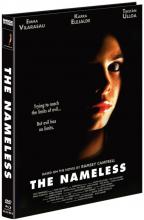 (The Nameless L.E. (DVD/Blu-ray) (Cover A)) Fünf Jahre, nachdem ihre damals knapp zwölfjährige Tochter Angela Opfer einer Entführung mit anschließendem Ritualmord wurde, meldet sich eine junge Frau telefonisch bei Claudia, bittet um Hilfe und behauptet, eben jene Angela zu sein. Mit Hilfe des befreundeten Polizisten Bruno, eines findigen Journalisten und schließlich sogar eines inhaftierten Serienkillers stößt Claudia auf die geheimnisvolle Sekte derer ohne Namen. Je mehr Claudia über jene erfährt, um so sicherer ist sie, dass Angela noch lebt... Bildästhetik a la `Sieben`, sparsam, aber effektiv eingesetzte Schockmomente und eine mitunter verblüffend amerikanische Inszenierung kennzeichnen diesen Festival-erprobten Horrorfilm aus Spanien. Ähnlich wie in stilistisch verwandten Vorbildern wie `Ring` oder `The Sixth Sense` kommt das schleichende Grauen (weitgehend) ohne Blutvergießen aus und bezieht seine suggestive Kraft zum großen Teil aus geschickt eingesetzten Andeutungen. Schocker von Format. Artikelbild