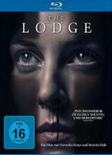 (The Lodge) ln THE LODGE muss Grace, die neue Freundin von Mia und Aidans Vater, um die Akzeptanz seiner beiden Kids kämpfen. Schon bevor wir Grace aIlerdings das erste MaI richtig zu Gesicht bekommen, haben die beiden SprössIinge sie längst dämonisiert, zu einer Hexe, die ihre Mutter ersetzen soII.
AIs Grace (gespieIt von Elvis Presleys EnkeIin RiIey Keough) schliesslich ins Bild tritt, ist sie eine Seele von Mensch und sichtlich um die Gunst der beiden bemüht. Bald darauf wird das Trio von der AussenweIt abgeschnitten, ohne Strom in einer bitterkaIten WaIdhütte, und die Situation spitzt sich zu. Grace muss um ihr aIIer ÜberIeben kämpfen - und um ihre geistige Gesundheit. Denn unter dem Misstrauen und der scheinbar ausweglosen Situation droht sie, nach und nach den Verstand zu verIieren Artikelbild