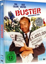 (Buster - Ein Gauner mit Herz L.E. (DVD/Blu-ray)) Die legendäre Krimi-Komödie mit Pop-Megastar Phil Collins erstmals auf DVD & Blu-ray - gleich als schickes, streng limitiertes Mediabook und in HD neu abgetastet! Der fantastische Soundtrack mit den Nummer-1-Hits „A Groovy Kind of Love“ und „Two Hearts“ sowie die fabelhafte Julie Walters (Harry Potter, Mamma Mia, Billy Elliot)) und das 24-seitige Booklet mit vielen spannenden Informationen machen diese Sammler-Edition zu einem absoluten Liebhaberstück!
Das Wichtigste für den Kleinganoven Buster Edwards (Phil Collins) ist die Liebe seiner Frau June (Julie Walters, „Harry Potter“-Filmreihe). Als diese sich ein Haus wünscht, weiß Buster, dass er ein größeres Ding drehen muss. Mit einigen Kumpanen raubt er einen Postzug aus, doch der ausgetüftelte Plan für danach geht gründlich schief und Buster muss am Ende eine schwere Entscheidung treffen…
Die Legende um den berühmtesten Postraub aller Zeiten aus völlig neuer Sicht, garniert mit Welthits aus der Feder von Megastar Phil Collins, der auch die Hauptrolle spielt!
Neben den Welthits Artikelbild