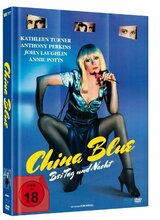 (China Blue - Bei Tag und Nacht L.E. (DVD/Blu-ray)) Die attraktive Joanna Crane führt ein bizarres Doppelleben. Tagsüber arbeitet sie als erfolgreiche Modedesignerin, aber nacht ist sie China Blue: Eine Hure, die ihre Kunden die exotischsten Sexwünsche erfüllt. Als ihr Arbeitgeber Joanna verdächtigt, wertvolle Muster an die Konkurrenz zu verkaufen, engagiert er den Detektiv Bobby Grady zu ihrer Beschattung. Doch Grady ist nicht der einzige, der sie beobachtet. Auch der psychopathische, selbsternannte Reverend Shayne verfolgt China Blue und will ihre Seele retten. Für China Blue beginnt ein Martyrium, aus dem es kein Entkommen zu geben scheint.
DVD: 103 Min.
BD: 107 Min. (Kinofassung) & 112 Min. (DC) Artikelbild