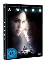(Awake L.E.(DVD/Blu-ray) (Cover A)) Der attraktive Clayton hat alles - Geld, eine tolle Karriere und eine bezaubernde Freundin. Nur eines ist in seinem Leben nicht perfekt: seit einem Jahr wartet er auf ein Spenderherz. Ausgerechnet in seiner Hochzeitsnacht kommt der erlösende Anruf aus der Klinik. Seine anfängliche Euphorie kippt jedoch in blanken Horror um, als er auf dem OP-Tisch nicht in Narkose fällt, sondern bei vollem Bewusstsein bleibt, sich aber nicht mehr bewegen oder mitteilen kann. Unfähig, sich bemerkbar zu machen, erlebt er hellwach seine eigene Operation mit. Schlimmer noch: Er muss mitanhören, welches Ziel seine Ärzte wirklich verfolgen... Artikelbild
