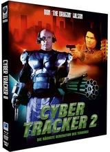 (Cyber Tracker 2 L.E. (DVD/Blu-ray) (Cover A)) LOS ANGELES - IN NICHT ALLZU FERNER ZUKUNFT: Cyber-Technologie in Perfektion ist selbst-verständlich geworden und Teil des Alltags. Doch die mörderischen Folgen für den Einzelnen sind allgegenwärtig. FBI-Agent Eric Phillips (Don „The Dragon“ Wilson) muss erkennen, dass seine Frau das Opfer eines perfiden Anschlags wurde, geplant und durchgeführt vom berüchtigten Paris Morgan. Sie wurde entführt und durch einen Cyborg-Killer ersetzt. Als eine ganze Armee von Cyborgs, jeder einzelne die Nachbildung einer real existierenden Person, mit Morgan an der Spitze für ein blutiges Chaos sorgt, hat nur ein Mann den Mut, sich der Killertruppe entgegenzustellen ... Eric Philips! Artikelbild