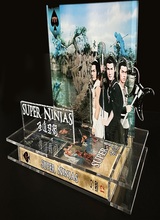 (Super Ninjas L.E. (DVD/Blu-ray) (Display-Edition)) Die Geschichte eines mächtigen Ninja-Clans, der seine einzigartigen Fähigkeiten den fünf Elementen der daoistischen Theorie der Naturbeschreibung zuordnet. Diese Ninja-Krieger sind unbesiegbare Meister ihrer jeweiligen Elemente. Während die Elemente aufeinandertreffen, zeigt der Film die Bedeutung von Zusammenhalt, Hingabe und unbändigen Willen. Eine spannende Handlung, gespickt mit außergewöhnlichen Kung-Fu-Choreografien, machen Artikelbild