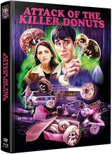 (Attack of the Killer Donuts L.E.(DVD/Blu-ray) Wattiert) Johnny führt eigentlich ein recht entspanntes Dasein. Er wohnt noch bei seiner Mutter, hat eine blonde Highschool-Schönheit als Freundin und arbeitet sorglos in einem Donut-Schuppen. Seine Welt bricht allerdings komplett in sich zusammen, als eine von seinem einsiedlerisch lebenden Erfinderonkel Luther entwickelte Tinktur durch eine Reihe von Zwischenfällen in der Donut-Fritteuse landet. Die gefährliche Mischung bringt es mit sich, dass Kunden, die einen Donut verspeisen, anschließend zu tödlichen Flatulenzen neigen, während andere Donuts direkt selbst zu gezahnten Menschenfressern mutieren. Ergo sieht Johnny sich gezwungen, sein geballtes Donut-Wissen gegen die bedrohliche Teigwaren-Plage aufzufahren. Doch die töten mittlerweile alles und jeden und gehen dabei wenig zimperlich vor... Artikelbild