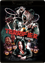 (Terrifier 1+2 - Double Feature L.E. (4K/2Blu-ray)) ---Terrifier (2020)---
Es ist die Nacht zu Halloween, in der Dawn und Tara dem schlimmsten Killer aller Zeiten in die blutigen Arme laufen. Die beiden Freundinnen sind auf der Suche nach der besten Party in der Stadt, als sie ihr Weg in ein kleines Diner führt. Keine ahnt, dass sich hinter der verrückten ClownMaskerade ein blutrünstiger Killer verbirgt, als sie Art, den Clown u mein Selfie bitten. Der bitterböse Killerclown hat in den beiden jungen Frauen seine nächsten Opfer gefunden. Als sich in der gleichen Nacht ihre Wege erneut kreuzen, beginnt für Dawn und Tara der Horror auf Erden.
----Terriefier 2 (2022)---
Art der Clown wird von einer mysteriösen Macht zum Leben erweckt. Gemeinsam mit einem unheimlichen Mädchen sucht er ein Jahr später Sienna und ihren Bruder Jonathan heim. Auf seinem Weg zu den Geschwistern hinterlässt der sadistische Killer-Clown eine brutale Spur des Schreckens. Er entführt Jonathan und lockt Sienna zu einer heruntergekommenen Geisterbahn. Dort kommt es zum ultimativen Showdown. Artikelbild