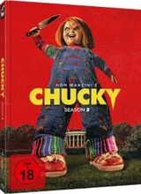 (Chucky - Season 3 L.E. (Cover A)) Chucky for President!
Der neu gewählte Präsident der Vereinigten Staaten zieht mit seiner Familie ins Weiße Haus. Neben Geistererscheinungen beginnt dort schon bald eine mysteriöse Mordserie, denn kein Geringerer als Chucky, die Mörderpuppe, hat sich Zugang zum Regierungssitz verschafft. Jake, Devon und Lexy sind immer noch auf der Suche nach Lexys Schwester Caroline. Doch als sie von Chuckys neuem Aufenthaltsort erfahren, setzen sie alles daran, ins Weiße Haus zu gelangen.
Don Mancini setzt auch in der dritten Staffel auf die perfekte Mischung aus Chucky-Humor, Splatter und einer herrlich schrägen Horror-Story. Denn während sich die Mörderpuppe mit ihrer eigenen Sterblichkeit auseinandersetzen muss, fragt sich der Zuschauer, ob die Nuklearcodes der USA bei Chucky wirklich in guten Händen sind... Artikelbild
