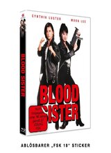 (Blood Sister (Cover A)) Fox und Cat werden schon seit ihrer Jugend als Kämpfer ausgebildet und sind tödliche Kampfmaschinen in den verbrecherischen Händen von Folk. Willig führen sie die tödlichen Aufträge seiner kriminellen Organisation durch. Bei einem sehr gewagten Kampfeinsatz erwischt es Fox. Verletzt kommt sie zu Rocky, der sein Geld mit Full-Contact-Kämpfen verdient, und seiner Freundin. Die drei werden Freunde. Folk setzt seinen besten Mann, Scorpio, und auch Cat auf Fox an, mit dem Auftrag, sie um jeden Preis zu töten. Fox und Cat stehen sich als Todfeinde in einem verzweifelten Kampf gegenüber... (HK 1991)
Ehemals fehlende Dialogszenen wurden deutsch nachsynchronisiert.
1,78:1 (1080p) | 105 Minuten | Tonformat: Deutsch (Linear PCM 2.0 Mono), Kantonesisch (Linear PCM 2.0 Mono), Mandarin (Dolby Digital 2.0 Mono), Englisch (Dolby Digital 2.0 Mono) | Untertitel: Deutsch, Englisch, Englisch für ehemals in der Englischen Tonspur gekürzte Szenen. | Extras: Trailer zum Film (5:01 Min.), Interview mit Ben Lam (11:03 Min.), Auch hier zu sehen: Red Force - The Beginning (2:46 Min.), Angel Enforcers (2:32 Min.), Black Belt (1:16 Min.), Iron Angels (3:22 Min.) Artikelbild