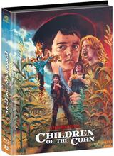 (Kinder des Zorns L.E. (DVD/Blu-ray) (Wattiert)) Ein junges Paar gerät auf seiner Reise in das gottverlassene Städtchen Gatlin, Nebraska - ein fataler Fehler. Die Straßen sind leer, denn vor Jahren ließ der fanatische Kinderprediger Isaac alle Erwachsenen ermorden. Sein Kult duldet keine Fremden, und wer nicht gehorcht, wird geopfert. Als das Paar einen Mord melden will, geraten sie ins Visier der jugendlichen Jäger. Doch hinter den Kindern lauert etwas noch Schrecklicheres - eine uralte, finstere Macht, die neues Blut fordert. Die Nacht bricht an, und mit ihr erwacht das Grauen. Wer Gatlin betritt, verlässt es nicht mehr lebend... Artikelbild