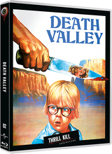 (Death Valley - Thrill Kill Coll.) Es beginnt alles so harmlos und endet so grausam. Der kleine Billy ist ein typisches New Yorker Großstadtkind. Zusammen mit seiner Mutter Sally, die in Scheidung lebt, reist er widerwillig nach Arizona, um dort die Ferien zu verbringen. Dass Sally ihren Jugendfreund Mike wiedersieht, ist dem Jungen eigentlich gar nicht recht, denn er kann Mike nicht ausstehen. Die drei werden jedoch zu einer verschworenen Gemeinschaft, als Billy unfreiwillig Zeuge eines schrecklichen Mordes an einem Camperpärchen wird und der unerkannte Mörder fortan hinter ihnen her ist. Artikelbild