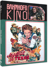 (Jagdzeit in Texas L.E.(DVD/Blu-ray) (Cover A)) Nach Jahren im Knast kehrt Poke in seine texanische Heimat zurück, um sein Mädchen Mary Lee und seinen Sohn Kevin zu sehen. Mary Lee hatte in Pokes Abwesenheit jedoch ein Verhältnis mit Sheriff Duke, der ihn damals ins Kittchen gebracht hat. Als Poke beobachtet, wie der Sheriff ein falsches Spiel spielt, will er ihm die Suppe versalzen. Der korrupte Sheriff will Poke jedoch beseitigen lassen. JAGDZEIT IN TEXAS fährt eine beträchtliche Anzahl an bekannten Gesichtern auf. Die Hauptrolle spielen jedoch wilde Schießer- und Schlägereien, explosive Autocrashs und Verfolgungsjagden. Ein rauher 70er Jahre Filmgenuss. Artikelbild