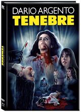 (Tenebre L.E. (4K/DVD/Blu-ray) Cover B)) Als der amerikanische Erfolgsschriftsteller Peter Neal nach Rom reist, um dort seinen neuesten Kriminalroman `TENEBRE` vorzustellen, geschehen in seiner unmittelbaren Umgebung eine Reihe blutiger Morde, die nach dem Vorbild seines Romans ausgeführt werden. Schon bald erhält Neal anonyme Briefe, in denen der offensichtlich wahnsinnige Killer nun auch ihm, dem korrupten Anstifter einer erkommenen Welt, mit dem Tode droht. Neal nimmt die blutige Spur des Mörders auf und gerät dabei zunehmend in ein verwirrendes Labyrinth aus Verdächtigungen, Androhungen, Erinnerungen, Betrug und Intrigen, dessen Pfade alle zu jemandem zu führen scheinen, der in seiner Kindheit eine schreckliche Traumatisierung erfahren hat. Gegen Ende schließlich bricht der Wahnsinn in einem Blutbad nie gekannten Ausmaßes endgültig hervor. Der Meister des Grauens DARIO ARGENTO schuf mit TENEBRE einen Klassiker im Bereich Horrorthriller. Artikelbild