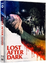 (Lost After Dark L.E. (DVD/Blu-ray/CD) (Cover A)) LOST AFTER DARK folgt einer Gruppe Teenager, die sich von einer Schulfeier davonschleichen, um in der Waldhütte eines Freundes richtig zu feiern. Auf dem Weg haben sie allerdings eine Autopanne und stranden so bei einem verlassenen Bauernhof. Nach dem brutalen Mord an einem der Freunde, wird die Suche nach Hilfe zum Kampf ums nackte Überleben. Auf der Flucht vor einem Kannibalen, beginnt eine Nacht voll mit Blut und Schmerz!
LOST AFTER DARK ist eine Hommage an die großen Horrorklassiker wie TEXAS CHAINSAW MASSAKER, HALLOWEEN und FREITAG, DER 13TE. Nimm alle die Dinge zusammen, die du an den guten alten Slashern der 80er Jahre liebst, dann kriegst du einen Eindruck von dem blutigen Spaß, der dich in LOST AFTER DARK erwartet. Dieser Film macht absolut keine Gefangenen, sondern liefert einen Bodycount, den man so schnell nicht mehr vergisst Artikelbild