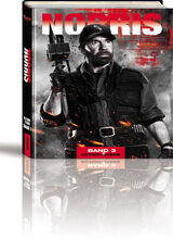 (Chuck Norris - Action-Stars Band 3 (Cover B)) Chuck Norris ist schon zu Lebzeiten eine Legende geworden. Er gilt nicht nur als einer der besten und erfolgreichsten Kampfsportler aller Zeiten, sondern auch als eine Ikone des Actionfilms. Dabei kommt er aus bescheidenen Verhältnissen und musste sich alles hart erarbeiten. Norris gewann als Sportler zahlreiche Titel und war maßgeblich daran beteiligt, dass asiatische Kampfkünste auch im Westen so populär wurden. Seine Erfahrungen und Erfolge als Wettkämpfer nutzte er auch für seine Schauspielkarriere, die er bereits in den 70er-Jahren forcierte und Erfolge mit Filmen wie DIE TODESKALLE SCHLÄGT WIEDER ZU, BLACK TIGER und DER BULLDOZER feierte. Damit leistete er erneut Pionierarbeit, da er der erste westliche Star in klassischen Martial-Arts-Filmen war und dem Action-Genre schon lange vor den späteren Konkurrenten Stallone und Schwarzenegger seinen Stempel aufdrückte. Weitere Erfolge erarbeitete sich Norris jedoch vor allem in den 80er-Jahren, als er mit dem legendäre Studio Artikelbild