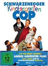 (Kindergarten Cop (4K/Blu-ray)) Detective John Kimble ist ein Veteran der brutalen Straßen von L.A., und für seinen Schwur, das Gesetz zu schützen, ist er bereit, bis zum Äußersten zu gehen. Doch sein neuer Auftrag wird ihn an sein Limit bringen: Die Jagd nach einem Drogendealer verschlägt Kimble als Undercover-Agent in einen Kindergarten. Um dem Gangster das Handwerk zu legen, muss der hartgesottene Cop nun erstmals mit kleinen Monstern fertig werden, die ihm den Alltag zur Hölle machen…
Weltstar und Action-Legende Arnold Schwarzenegger beweist erneut, dass er weit mehr ist als „nur“ der TERMINATOR. Nach dem Sensationserfolg ZWILLINGE arbeitet er wiederholt mit GHOSTBUSTERS-Schöpfer Ivan Reitman zusammen, um einen einzigartigen Mix aus Action und Comedy auf die große Leinwand zu bringen. Ein perfektes Workout für die Lachmuskeln, das jetzt endlich seine deutsche 4K-UHD-Premiere feiert! Artikelbild