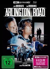 (Arlington Road L.E.(4K/Blu-ray)) Jeff Bridges als Michael Faraday, ein College-Professor mit Spezialgebiet Terrorismus. In der Arlington Road in einem Vorort von Washington, D.C. ist er umgeben von lauter netten Nachbarn. Einer von ihnen ist Oliver Lang (Tim Robbins). Aber Michael hat seine Zweifel. Ist der dreifache Familienvater Oliver am Ende ein wahnsinniger Killer? Ein Terrorist? Ein Agent? Oder ist es Michael selbst, der paranoid ist seit dem Tod seiner Frau, einer FBI-Agentin, und sich alles nur einbildet? Ein mörderischer Wettlauf beginnt, an dessen Ende eins klar ist: In der Arlington Road wird das Leben nie mehr so sein, wie es einmal war. Artikelbild