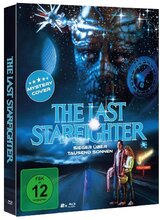 (The Last Starfighter - Sieger über tausend Sonnen) Alex Rogan leidet an hoffnungsloser Langeweile. Sein einziger Trost ist das Videospiel „Starfighter“. Keiner weiß, woher dieses Spiel kam, aber Alex bringt es darin zu ungeahnter Meisterschaft. Eines Tages, nach einem neuen Rekord, erscheint ein mysteriöser Besucher. Denn das „harmlose“ Videospiel ist in Wirklichkeit ein Talentsucher, um den Piloten zu finden, der die letzte Chance des Universums ist… Haltet euch fest für den Trip eures Lebens: THE LAST STARFIGHTER gilt als absoluter Kultklassiker der 80er Jahre, der seinerseits neue Maßstäbe für Special Effects gesetzt hat. Regisseur Nick Castle, Co-Autor von DIE KLAPPERSCHLANGE, nimmt euch mit auf eine Reise zu den Sternen, die sich irgendwo zwischen STAR WARS, TRON und FLASH GORDON bewegt. Ein humorvolles und trickreich inszeniertes Science-Fiction-Abenteuer. Artikelbild