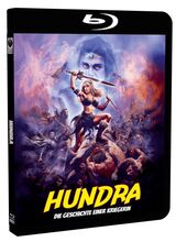 (Hundra - Die Geschichte einer Kriegerin L.E.) Hundra (Laurene Landon) ist eine furchtlose Kriegerin und Teil eines Stammes, der ausschließlich aus Frauen besteht. Kontakt zu Männern pflegen sie nur, um für Nachwuchs zu sorgen. Danach steht Hundra allerdings nicht der Sinn, ihr reicht es, den Sattel ihres Pferdes zwischen ihren Beinen zu haben, Abenteuer zu bestehen und zu jagen. Als sie eines Tages von einem Jagdausflug zurückkehrt, findet sie ihr Dorf den Flammen preisgegeben sowie ihre Familie und Freunde geschändet und getötet vor. Es gelingt ihr, Rache an den dafür verantwortlichen Männern zu nehmen. Als sie hiernach ein Orakel über ihr weiteres Schicksal befragt, erteilt dieses ihr einen Auftrag: Hundra muss einen würdigen Mann finden, um die Zukunft ihres Stammes zu gewährleisten. Artikelbild