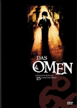 (Omen 1) Am 6. Juni, morgens sechs Uhr, wird er geboren. Er wächst heran wie andereKinder, unterscheidet sich scheinbar durch nichts von seinen Altersgenossen.Und doch ist Damien Thorn kein Kind wie alle anderen. In seiner Umgebung sterben Menschen unter mysteriösen Umständen. Die Gesetze der Natur scheinen außer Kraft gesetzt. Niemand wird verschont, selbst Damiens Eltern Robert und Cathy Thorn müssen die Liebe zu ihrem vermeintlichen Kind mit dem Leben bezahlen. Die dunkle Prophezeiung beginnt sich zu erfüllen:„Er wird sein Königreich auf Erden errichten und dem Satan Untertan sein. Die Erde wird leer sein und die Menschen werden sich gegenseitig töten. “Damien Thorn, das personifizierte Böse, hat sein Werk begonnen. Wer wird sich ihm in den Weg stellen können?
Richard Donners Schocker, mit Gregory Peck und Lee Remick in denHauptrollen – ein Klassiker des Horror-Thrillers. Artikelbild