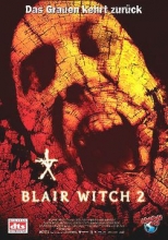 (Blair Witch 2) Auch der zweite Film über die Blair-Witch-Legende handelt von einer Gruppe von Leuten, die als Touristen in Burkittsville einfallen. Von einem einheimischen Fremdenführer an die wichtigsten Orte der Legende geführt, verbringt man die Nacht im Wald. Am morgen ist das Camp verwüstet und allen fehlen fünf Stunden ihrer Erinnerung.
Als Schlüssel zur Aufklärung soll ihr Filmmaterial dienen, doch noch während sie dieses in der abgelegenen Wohnung des Fremdenführers sichten, geschehen unheimliche Dinge: Kinder erscheinen und verschwinden wieder, die Zeit scheint rückwärts zu laufen, auf den Körpern der jungen Leute erscheinen seltsame Male.
Langsam aber sicher macht sich nackte Angst breit und bald schon gibt es die erste Leiche... Artikelbild