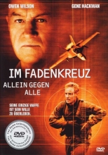 (Im Fadenkreuz - Allein gegen Alle) Bosnien-Herzegowina, Mitte der 90er Jahre. US-Kampfpilot Chris Burnett (Owen Wilson) befindet sich zusammen mit seinem Partner Michael Stackhouse (Gabriel Macht) auf einem Erkundungsflug über gefährlichem Territorium, als sie illegale militärische Aktivitäten entdecken. Lokar (Olek Krupa), Kommandant der serbischen Soldateska, zögert keine Sekunde: Er lässt den US-Jet kurzerhand abschießen. Mittels Schleudersitz retten sich die beiden Piloten, doch bei der Landung bricht sich Stackhouse ein Bein.
Während Burnett die Gegend erkundet, töten die Freischärler den hilflos am Boden liegenden US-Marine. Panisch ergreift Burnett die Flucht, die serbischen Milizen dicht auf seinen Fersen. Per Funk informiert er seinen Vorgesetzten, Admiral Reigart (Gene Hackman), der mit seiner Truppe auf einem US-Flugzeugträger vor der Küste stationiert ist. Doch dem sind die Hände gebunden: Aus politischen Gründen darf er keine Rettungsaktion starten. Burnett muss sich alleine bis zur nächsten UNO-Schutzzone durchschlagen... Artikelbild
