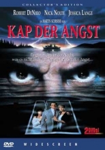 (Kap der Angst - Special Edition) Nach 14 Jahren verläßt der Vergewaltiger Max Cady das Gefängnis. Er hat es sich zur Mission gemacht, seinem Anwalt Sam Bowden zu zeigen, was leiden heißt. Bowden hatte damals, entsetzt von Cadys Verbrechen, Beweismaterial unterdrückt. Nun fährt Cadys Psychoterror auf die Bowdens nieder wie ein Gottesgericht. Längst ist die Familie in ihren Grundfesten von Sams Frauengeschichten und seiner Unfähigkeit, mit der erwachenden Sexualität seiner 15jährigen Tochter Danielle umzugehen, erschüttert. Nach einer blutigen Nacht des Terrors im Haus der Bowdens bahnt sich das letzte Aufeinandertreffen zwischen dem schuldigen Anwalt und seinem vom Wahnsinn getriebenen Richter auf Sams schlingernden Hausboot an... Artikelbild