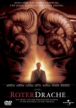 (Roter Drache - 2 Disc Edition) Weil ein Serientäter bei Vollmond erneut zuzuschlagen droht, wird der junge Ermittler Will Graham aus dem `Ruhestand` geholt. Für die Jagd nach dem `Zahnfee` genannten Killer benötigt Graham die Hilfe Hannibal Lecters - jenem Psychopathen, der ihn bei der Festnahme einst beinahe getötet hatte. Lecter genießt es, Graham gegen den Täter, den Foto-Laboranten Francis Dolarhyde, auszuspielen. Der bringt seinen Opfern tiefe Bisswunden bei, blickt auf eine schreckliche Vergangenheit zurück und lässt nur die blinde Reba an sich heran... Artikelbild