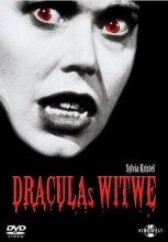 (Draculas Witwe) Eines nachts taucht die attraktive Vampirin Vanessa bei dem jungen Raymond in dessen Wachsfigurenkabinett auf und beginnt, sich in der Stadt ihre Opfer zu suchen. Raymond wird Vanessa schnell hörig und von ihr abhängig, als sie auch ihn beißt. Nach einem Massaker, das sie unter den Anhängern einer Satanssekte anrichtet, wird der abgebrühte Cop Lt. Lannon auf den Fall angesetzt. Gleichzeitig kommt der Enkel des legendären Vampirjägers Van Helsing Vanessa auf die Spur. Nachdem sie Helsing umgebracht hat, wird sie von Raymond vernichtet. Artikelbild