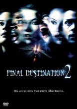 (Final Destination 2) Was einmal angefangen hat, geht auch irgendwann zu Ende. Am Anfang von `Final Destination 2`, der Sequel des Grusel-Thrillers aus dem Jahr 2000, hat nur Clear Rivers (Ali Larter) die Katastrophe des Fluges 180 überlebt. Sie selbst ist überzeugt davon, dass sie in einer psychiatrischen Anstalt am besten aufgehoben ist, denn sie lebt in der ständigen Angst, dass der Tod auch sie holen wird - so wie alle ihre Freunde. Man mag Clear für verrückt halten, aber sie hat durchaus recht. Der Tod ist wieder im Einsatz: auf dem Highway 23 - Richtung Süden. Kimberly Corman (A.J. Cook) will mit ihren Freunden ein gemeinsames Wochenende verbringen - hilflos muss sie mit ansehen, wie ein mit Baumstämmen beladener Lastzug außer Kontrolle gerät und seine tödliche Fracht verliert. Bei der grausigen Kettenreaktion bleiben eine Menge Blech und mehrere Tote auf der Strecke - Kimberly eingeschlossen. Doch einen Moment später befindet sich Kimberly immer noch im Verkehrsstau, etliche Verkehrsteilnehmer, deren Tod sie vor Sekunden miterlebt hat, fahren weiterhin hinter ihr her. Das alles war also nur eine grausige Vision. Sollte es etwa eine Warnung sein? In ihrem Schockzustand blockiert Kimberly panisch die Auffahrt, damit die Autos nicht auf den Highway 23 fahren können. In diesem Moment kommt ein junger Polizist (Michael Landes) hinzu. Die Autofahrer werden ungeduldig und hupen aufgebracht. bis sich Kimberlys Vision vor ihren Augen unerbittlich in tragische Wirklichkeit verwandelt. Auf dem Highway sorgt der Tod für eine gewaltige Massenkarambolage - die Fahrer, die sich noch auf der Rampe befinden, kommen haarscharf mit dem Leben davon. Doch Kimberly weiß genau, dass die Gefahr damit längst nicht ausgestanden ist. Der Tod lässt sich nicht so leicht austricksen. Die vom Zufall zusammen gewürfelten Menschen, deren Schicksal in Kimberlys Vision längst besiegelt war, bieten dem Tod trotzig die Stirn und kämpfen wie die Überlebenden von Flug 180 (die allerdings bis auf eine Ausnahme kein Glück hatten): Sie versuchen, ihr nacktes Leben zu retten. Artikelbild
