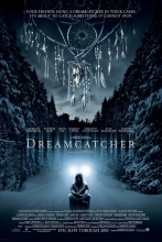 (Dreamcatcher) Jonesy, Henry, Pete und Beaver. Vor 20 Jahren waren sie Kinder in einer Kleinstadt in Maine - Kinder, die den Mut aufbrachten, heldenhaft auf kindliche Brutalität zu reagieren. Indem sie einen merkwürdigen Jungen namens Duddits retteten, gewannen sie unerwartet ein fünftes Mitglied für ihren Freundeskreis. Noch seltsamer ist die Macht, die er ihnen verleiht - sie schmiedet die Gruppe in einer Weise zusammen, die weit über übliche Freundschaftsbande hinausgeht. Heute führen die vier Männer getrennte Leben, haben unterschiedliche Probleme. Doch alle denken sie oft an die Heldentat von damals zurück. Und sie leiden eher unter ihren außergewöhnlichen Fähigkeiten - ein Segen sind sie nicht. Dann kommt einer von ihnen bei einem schrecklichen Unfall fast ums Leben - zunächst begreifen die Freunde gar nicht, dass jenes Unheil zurückkehrt, das irgendwie mit Duddits zu tun hat. Dann treffen sie sich wie jedes Jahr in einer Jagdhütte - wollen ihren Spaß haben, wie das unter Freunden üblich ist. Doch das Schicksal will es anders: Zunächst erscheint ein Fremder, ein verirrter Jäger - er ahnt selbst nicht, welcher fürchterlichen Ansteckungsgefahr er die Gefährten aussetzt.Dann bricht ein schwerer Schneesturm los, in dem etwas Grauenhaftes auf sie zukommt - eine tödliche außerirdische Macht, der einige der vier Freunde zum Opfer fallen. Die Überlebenden müssen noch einmal ihre lang verdrängten Kräfte mobilisieren, um dem beispiellosen Horror die Stirn Artikelbild