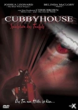 (Cubbyhouse - Spielplatz des Teufels) Das Cubbyhouse, ein vermeintlich harmloses Kinderspielhaus, wird zum Ort satanischer Ritualmorde an einer jungen Famlie.
Viele Jahre nach diesem blutigen Geschehen kehrt die frischgeschiedene Lynn Graham (Belinda McClory, MATRIX) mit ihren Kindern in ihre Heimatstadt zurück. Als neues Zuhause erwirbt sie ein altes, verdächtig preiswertes Einfamilienhaus, in dessen verwildertem Garten das halbverfallene Cubbyhouse steht. Während Lynn mit ihrem fast erwachsenen Sohn Danny (Joshua Leonard, BLAIR WITCH PROJECT) das Haus renoviert, werden seine zwei kleinen Geschwister von dunklen Mächten ergriffen. Die Pforte zur Hölle wird erneut aufgerissen: gnadenlos setzen die Sprößlinge das Werk des Teufels fort, der neuen Blutzoll will und Danny zum Kampf herausfordert... Artikelbild