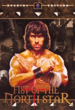 (Fist of the North Star S.E.) Nach der Apocalypse ist die Welt weitgehend verwüstet. Shin (Costas Mandylor), selbsternannter Herrscher der Welt, terrorisiert sein Volk. Die verängstigten Menschen sind ihm und der Willkür seiner grausamen Anhänger, den Artikelbild