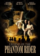 (Legend of the Phantom Rider) Sarah und ihre Familie werden von Blades Bande überfallen. Ihr Mann und ihr Sohn werden getötet. Mit letzter Kraft schleppt sich Sarah mit ihrer kleinen Tochter Melanie in das nächste Städtchen. Saukus ist ein Nest, in dem nur wenige Menschen leben. Bei Nathan, dem Besitzer des einzigen Ladens, und seiner Frau Jane findet Sarah Unterschlupf. Das Dorf wird von Blades Bande tyrannisiert.
Der Richter und sein Sohn Tom, der zum Sheriff ernannt wurde, haben zu große Angst, um sich zu wehren. Auch die übrigen Einwohner John, Joey, Garver, der Priester und der Doktor wagen keinen Aufstand gegen Blade, Suicide, seinen Unteranführer, Danny, Victor, Bigfoot und andere. Blade will unbedingt Sarah finden, damit sie ihn ruft. Gemeint ist sein zweites Ich, das wie er selbst aus der Vergangenheit stammt. Auf der Suche nach Sarah kennen Blades Männer keine Skrupel und bringen einen Bewohner nach dem anderen um. Plötzlich taucht ein Fremder auf, der sich offenbar Pelgidium nennt, und hilft den Leuten gegen Blades Bande. Er erschießt einige der Männer. Langsam begreifen die Bewohner von Saukus, dass sie sich auch wehren müssen. Es kommt zu einer Schießerei, bei der es auf beiden Seiten Tote gibt. Schließlich stehen sich Pelgidium und Blade gegenüber.
Blade hält sich für unsterblich, aber Sarah macht ihm mit einer Kugel den Garaus. Pelgidium, der ebenfalls verwundet wurde, ist der wahrhaft Unsterbliche. Er erholt sich schnell von dem Schuss, steigt auf sein Pferd und reitet davon. Artikelbild