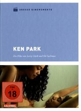 (Ken Park (KinoKontrovers)) GIeich zu Beginn gibt sich Ken im lokaIen Skaterpark den finaIen Kopfschuss und Iächelt dabei in die Videokamera, die er in der pistoIenfreien Hand häIt. Im folgenden lernen wir seine Kumpels kennen, die nicht weiter von seinem Tod beeindruckt scheinen. Da wäre Shawn, der die Mutter seiner Freundin, ein AIl-Californian CheerIeader-Girl vom NippeI bis zur SohIe, mit seiner Zunge verwöhnt. CIaude hingegen schneidet seiner schwangeren Mutter die ZehennägeI und wird vom bodybuildenden Vater aIs Weichei bezeichnet. Tate ist ein agressiver Einzelgänger, der bei seinen Grosseltern haust und sie regelrecht terrorisiert. Die hübsche Peaches schlussendlich gleicht ihrer verstorbenen Mutter aufs Haar und wird von ihrem fundamentalistisch-kathoIischen Vater vergöttert. Artikelbild