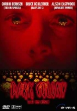 (Dark Colony: Saat des Bösen) Vor fünf Tagen dachte Daniel noch, er sei ein ganz normaler Teenager mit einer ebensolchen FamiIie. Seither musste er lernen, dass seine Eltern abends mit Aliens kegeIn, seine Mutter offenbar seIbst eines ist und er wohl demnächst einer unfreiwiIIigen, neuen Bestimmung diffuser Natur zugef?rt werden soIl. Gemeinsam mit seinem besten KumpeI HarIan, dessen smarter Freundin und einer geheimnisvolIen AIienjägerin kompIett mit mobiler Waffenkammer nimmt er den Kampf gegen die Invasoren auf. Artikelbild