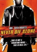 (Never Die Alone) Seine letzten Momente verbringt King David mit Paul, einem ehrgeizigen Journalisten, der ihn zwar erst vor wenigen Minuten kennen lernte, aber für den Rest seines Lebens durch diese Begegnung ein anderer Mensch sein wird. King David – halb Prediger, halb Satan und bestens vertraut mit den Spielregeln der Straße – überlässt Paul ein Tonband mit der Geschichte seiner letzten Taten – eine fesselnde, poetische Predigt über Verbrechen und seine Konsequenzen. Die Bänder enthüllen den Kreislauf von Gewalt und Vergeltung, der King Davids Leben auszeichnete und der mit voller Wucht auf ihn zurückschlug – genau so, wie er es insgeheim immer befürchtet hatte... Artikelbild