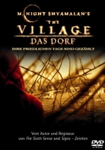 (The Village - Das Dorf) 1897. Ein dunkles Geheimnis umgibt das verlassene Covington, ein 60-Seelen-Dörfchen wie aus dem Bilderbuch, das in den Wäldern von Pennsylvania seit Jahren komplett von der Außenwelt abgeschnitten ist. Man sagt, der undurchdringliche Wald würde von unheimlichen Wesen bevölkert, und die Angst der Dorfbewohner sorgt dafür, dass kein Einwohner auch nur jemals einen Fuß vor die Stadtgrenzen setzt. Als sich der junge Lucius (Joaquin Phoenix) in Kitty (Bryce Dallas Howard) verliebt und mit ihr Covington verlassen möchte, bricht er mit seinem Vorhaben ein ungeschriebenes Gesetz. Dabei entdecken sie ein furchtbares Geheimnis… Artikelbild