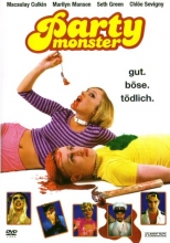 (Party Monster) Wilde Partys, schlaflose und berauschende Nächte: In New York tobt das Party-Leben. Michael Alig (Macaulay Culkin) und sein Freund James St. James (Seth Green) sind maßgeblich dafür verantwortlich. Beide, frisch vom Land in die große Stadt gezogen, erfüllen sich den Traum groß herauszukommen. Mit Charme, Feingespür, Unerschrockenheit und Mut machen sie eine steile Karriere als schwule Partyveranstalter. Michael wird zum populären Star und Aushängeschild der hippen New Yorker Party-Szene. Sein Ruhm ist nicht aufzuhalten: Bald leitet er einen Club, eine Plattenfirma und eine Zeitung. In der Welt der Freaks und Partywütigen, umgeben von Glitter und schrillen Outfits, bewegt er sich auf bekanntem Terrain: Drugs & Technomusik im Überfluss, Exzesse ohne Ende. Der Tanz auf dem Vulkan hat jedoch ein jähes Ende, als er im Sumpf von Drogen und Dekadenz den Bezug zur Realität verliert und seinen Dealer tötet. Artikelbild