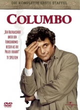 (Columbo - 1. Staffel) Kein Vorname, eine unsichtbare Ehefrau, ein verbeultes Auto, ein lethargischer Hund, ein Regenmantel und eine Zigarre – mehr braucht er nicht, um seine Fälle zu lösen. Dabei ist ihm der Zuschauer meistens um 15 Minuten voraus: denn es ist von Anfang bekannt, wer der Mörder ist – doch spannend bleibt, wie ihn Columbo zu fassen kriegt! Das Erfolgsgeheimnis? Columbo ist einfach nett. Ein liebenswerter, tapsiger, dabei aber hellwacher Sonderling. Kein Frauenheld wie `Magnum`, keine Autorität wie `Der Chef`, kein Macho wie `Kojak` und keine Vaterfigur wie Karl Malden in `Die Straßen von San Francisco`. Und er ist Lustig! Jede Episode ist gewürzt mit skurrilem Humor - von kleinen Dialog-Pointen bis hin zu veritablen Slapstick-Einlagen. Und er ist Warmherzig. Er scheint ein großes Verständnis für das Verhalten des Mörders zu haben - ja, sogar Respekt! Was aber nicht heißen soll, dass die Anerkennung so weit geht, den ertappten Übeltäter laufen zu lassen… Episoden - Tödliche Trennung - Mord mit der linken Hand - Mord unter sechs Augen - Mord in Pastell - Schritte aus dem Schatten - Zigarren für den Chef - Ein Denkmal für die Ewigkeit - Mord nach Rezept - Lösegeld für einen Toten Artikelbild