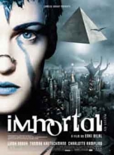 (Immortal) New York, im Jahre 2095 – Über der Mega-City schwebt unheilvoll eine riesige Pyramide. Der altägyptische Gott HORUS ist mit einem Raumschiff auf die Erde zurückgekehrt, um seine Unsterblichkeit zu retten. Viel Zeit bleibt ihm nicht, denn er muss sich innerhalb von sieben Tage mit der mysteriösen JILL vereinen und einen Nachkommen zeugen. Um sich der auserwählten Frau - halb Mensch, halb Mutantin - zu nähern, braucht der Gott einen menschlichen Körper. Er trifft auf NIKOPOL, einen Dissidenten, der nach 30 Jahren Kälteschlaf auf der Flucht ist. Für seine Hilfe verspricht Horus dem Rebellen die Freiheit, doch keiner hat mit der Kraft der Liebe gerechnet... Artikelbild