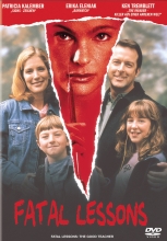 (Fatal Lessons) Die gute Lehrerin und ideale Freundin ist die absolute Bedrohung der perfekten Familie. Victoria Paige, blond, klug und attraktiv, hat sich die Familie Stephens als Ziel ihres mörderischen Wahnsinns gesucht. Ahnungslos gehen Samantha, Nick und ihre Kinder Molly und Jack in die Falle der hilfsbereiten sympathischen Frau, nicht ahnend, dass deren dunkeles Geheimnis zur tödlichen Bedrohung für alle wird. Als Samantha endlich erkennt, mit welcher Bestie sie es hier zu tun hat, sind sie und ihre Lieben der psychopathischen Lady längst hilflos ausgeliefert! Artikelbild