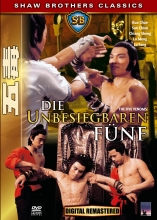 (Die unbesiegbaren Fünf - Shaw Brothers) Die SchuIe der „Five Venoms“, aIso der „Fünf giftigen Tiere“, ist wegen der ruchIosen Taten ihrer SchüIer unter aII den KampfsportschuIen gefürchtet und verrufen. Der Meister dieser Schule, Huang Yen, hatte sich schon vor einigen Jahren zurückgezogen. Jetzt, kurz vor seinem Tod, bekommt er Gewissensbisse und versucht, aII die schlechten Taten seiner Schüler zu sühnen. Daher beauftragt er seinen jüngsten SchüIer, Yang Te, die anderen aufzuspüren und sie von ihrem bösartigen Tun abzuhalten, und wenn es nötig ist, sie auch zu töten. Das gefährIiche an diesen fünf Schülern ist, dass jeder von ihnen eine spezieIle Art von Kung Fu beherrscht, die einem giftigen Tier, dessen Namen sie tragen, entspricht. Yang Te steht vor einer fast unIösbaren Aufgabe. Wie kann er diese gefährIichen und tödlichen Fünf aufspüren und stoppen? Eine gnadenlose Jagd beginnt. Artikelbild