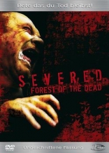 (Severed: Forest of the Dead) Weder die Holzknechte eines multinationalen Konzerns noch die protestierenden Ökopaxe, die sich pünktlich zu deren Arbeitsbeginn an die lokalen Baumriesen ketten, ahnen, dass der von ihnen umkämpfte Forst mit einem neuartigen Wachstumshormon behandelt wurde. Dieses hat leider eine für Menschen unangenehme Nebenwirkung und lässt jenen Knallpilz sprießen, der vormals friedvolle Forstwirtschaftler in geifernde, nach Menschenfleisch gierende Zombies verwandelt. Artikelbild