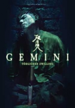 (Gemini - Tödlicher Zwilling) Japan zu Beginn des 20sten Jahrhunderts. Yukio (Masahiro Motoki), ein junger und erfolgreicher Arzt, gerät in starke Zweifel über die Identität seiner jüngst kennen gelernten und scheinbar an Amnesie leidenden Frau Rin (Ryo), als es zu unheimlichen Todesfällen im Hause seiner wohlhabenden Familie kommt. Die mysteriösen Vorfälle scheinen in irgendeiner Weise mit einem benachbarten, seuchengeplagten Slum in Verbindung zu stehen, einer Gegend, die Yukio und andere Personen aus seinem aristokratischen Umfeld wie die Pest meiden und deren Bewohner sie allesamt als minderwertig ansehen. Da taucht plötzlich ein Mann auf, der Yukio zum Verwechseln ähnlich sieht, und wirft ihn in einen ausgetrockneten Brunnen hinter dem Anwesen. Während Yukio dort langsam den Verstand zu verlieren droht, beginnt der Doppelgänger, das Leben des Arztes zu übernehmen... Artikelbild