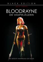 (Bloodrayne - Black Edition) Mit Bloodrayne kommt eine Spieleverfilmung ins Haus, die es in sich hat. Absolute Starbesetzung, grandiose Action und jede Menge Vampirblut machen `Blade` Konkurrenz. Neben Kristanna Loken als Daywalkerin `Rayne` zeigt Oscarpreisträger Ben Kingsley seine böse Seite als Vampiroberhaupt `Kagan`. In weiteren Rollen zu sehen sind: Michelle Rodriguez, Michael Madsen, Matt Davis, Geraldine Chaplin, Billy Zane, Meat Loaf Udo Kier, Michael Pare uvm. 18. Jahrhundert: Vampire treiben im ganzen Land ihr Unwesen. Das Mädchen Rayne wird von einer Zirkustruppe festgehalten und als halb Mensch, halb Vampir vorgeführt. Eines Abends gelingt Rayne allerdings die Flucht aus ihrem Käfig und sie begibt sich auf eine gefährliche Mission. Ihr Ziel ist es, sich an ihrem Vater Kagan, dem mächtigsten aller Vampire, für die Vergewaltigung ihrer Mutter zu rächen. Die Vampirjäger Vladimir und Sebastian von der Brimstone Society verfolgen bald ihre Fährte und schaffen es, Rayne für ihre Ziele zu gewinnen. Mit Hilfe einer geheimnisvollen Prophezeiung gelingt es Rayne ein für Kagan wertvolles Artefakt zu ergattern um somit eine Audienz zu erhalten. Der Weg zu ihrem Ziel ist jedoch mühsam und die Truppe muss sich gegen böse Feinde bewähren. Viele dunkle Gestalten versuchen, sich ihnen in den Weg zu stellen. Artikelbild