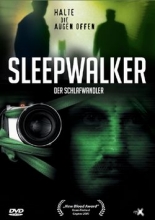 (Sleepwalker) Ein Mann erwacht eines morgens in seinem Bett, das Laken ist blutgetränkt, seine Frau und die beiden kleinen Kinder sind verschwunden. Er macht eine Entdeckung, die mit ihrem Verschwinden zu tun haben könnte, und die nahelegt, daß er in der entscheidenden Nacht wieder (wie früher schon mal) geschlafwandelt haben könnte.
So spannt er sich eine Videokamera auf die Schulter und legt sich ins Bett. Was er am nächsten Tag auf dem Band sieht, ist mysteriös - stellt aber erst den Anfang einer langen Kette von Seltsamkeiten, grauenvollen Fragen und Rätseln dar ... Artikelbild