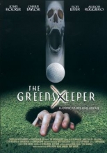 (The Greenskeeper) Willkommen im Country Club! Dort arbeitet der junge Allen (Allelon Ruggiero), der eigentlich nur Drehbücher schreiben will. Aber da der Club seiner Mutter gehört, muss Allen mit anpacken, wenn die Schönen und Reichen nach Drinks oder einer Runde Golf verlangen. Ein ganz besonderes Exemplar ist Mary Jane (Christi Taylor), sie genießt das Jet-Set-Leben in vollen Zügen. Unter ihrer Anleitung steigt eine Gruppe von Partyhungrigen nachts in das Clubhaus ein, um dort eine feucht-fröhliche Feier steigen zu lassen. Doch sie bekommen Besuch, und der ist nicht in Feierlaune: Der Greenskeeper ist auferstanden, jener mysteriöse Massenmörder, der schon einmal im Country Club gewütet hatte, aber vor langer Zeit gestorben ist. Oder doch nicht? Immerhin benutzt der Wahnsinnige auch diesmal alles, was die Golfanlage hergibt, um die entsetzten Yuppies auf grausame Weise ins Jenseits zu befördern. Ihre einzige Chance ist Allen, der gemeinsam mit der schönen und mutigen Elena (Melissa Ponzio) versucht, den Killer zu stoppen Artikelbild
