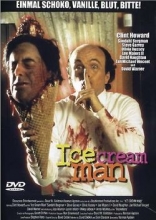 (Ice Cream Man) Das fröhliche Klingeln des Eisverkäufers verwandelt sich im friedlichen Viertel alsbald in ein unheilvolles Läuten der Totenglocken, denn Gregory Tudor (Clint Howard) liefert nicht nur die süße, kühle Speise aus, sondern vor allem Qual, Tod und Verstümmelungen. Als Zeuge des Todes seines besten Freundes, dem Artikelbild